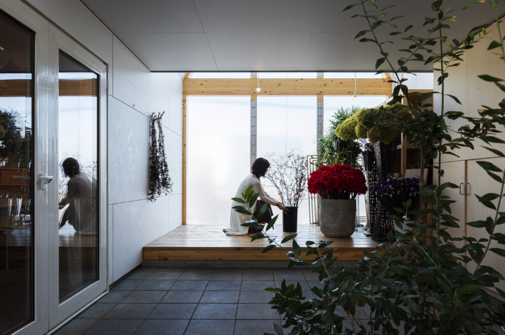 居室とつながる半屋外テラス。32坪に希望を込めたアトリエ併用住宅