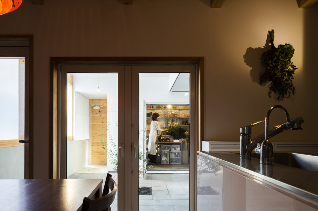 居室とつながる半屋外テラス。32坪に希望を込めたアトリエ併用住宅