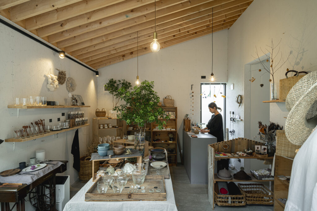 シンプルなセレクトで豊かな職住一体空間。雑貨店を併設した住まい