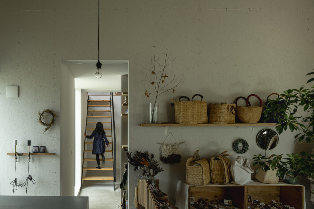 シンプルなセレクトで豊かな職住一体空間。雑貨店を併設した住まい