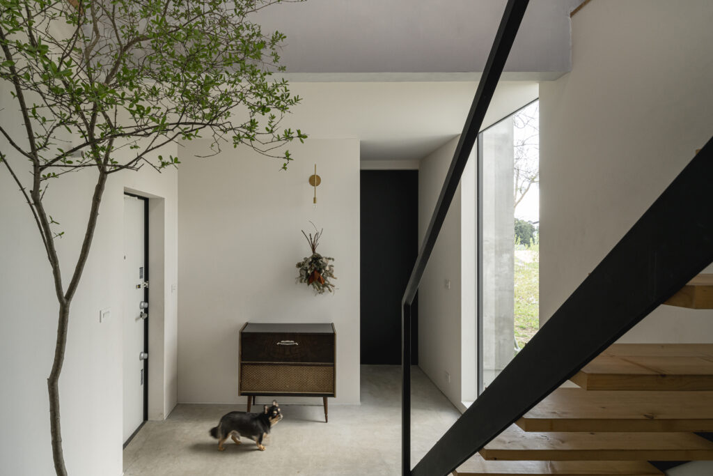 シンプルなセレクトで豊かな職住一体空間。雑貨店を併設した住まい