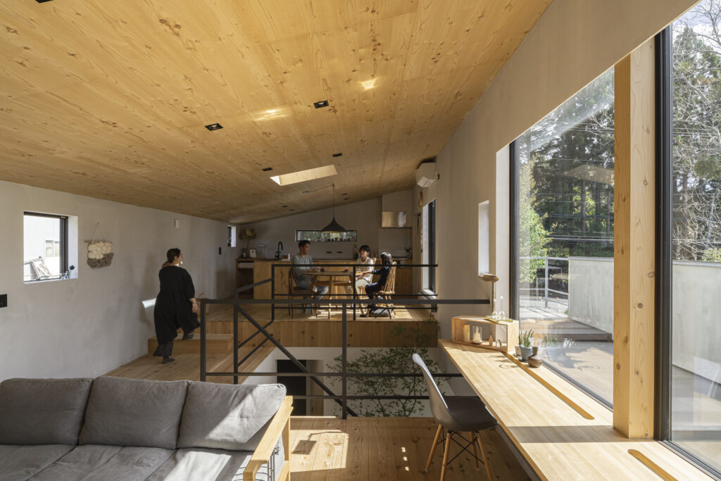 シンプルなセレクトで豊かな職住一体空間。雑貨店を併設した住まい