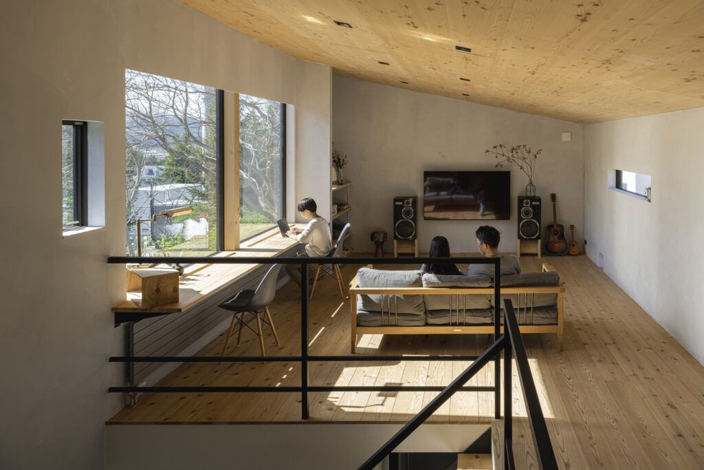 シンプルなセレクトで豊かな職住一体空間。雑貨店を併設した住まい