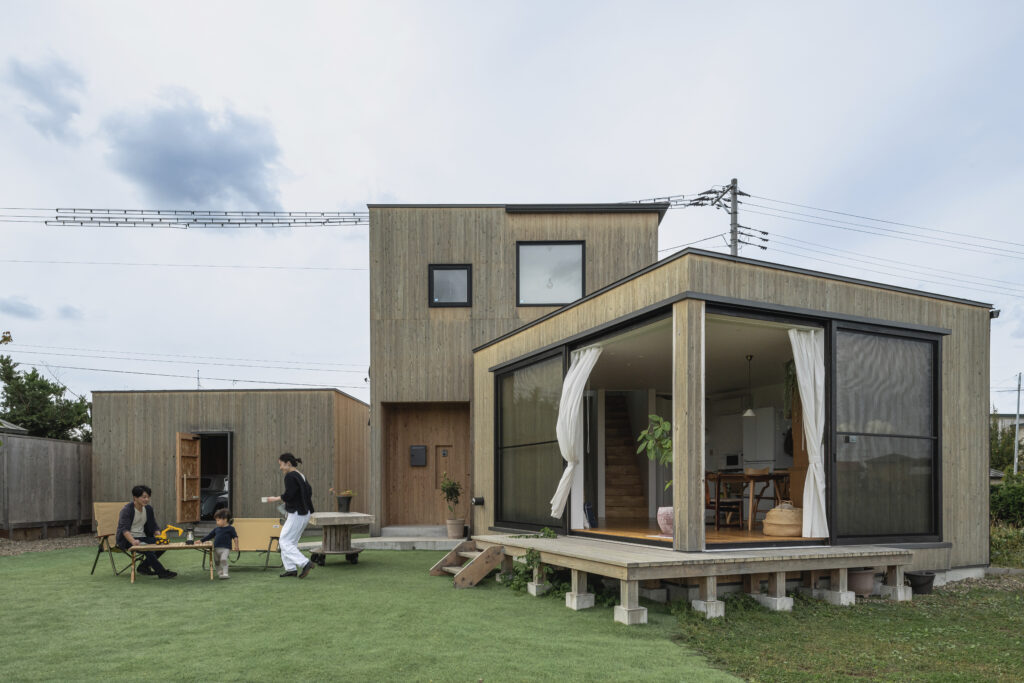 リズミカルな大小の四角形がかたちづくる。りんご畑を望む家