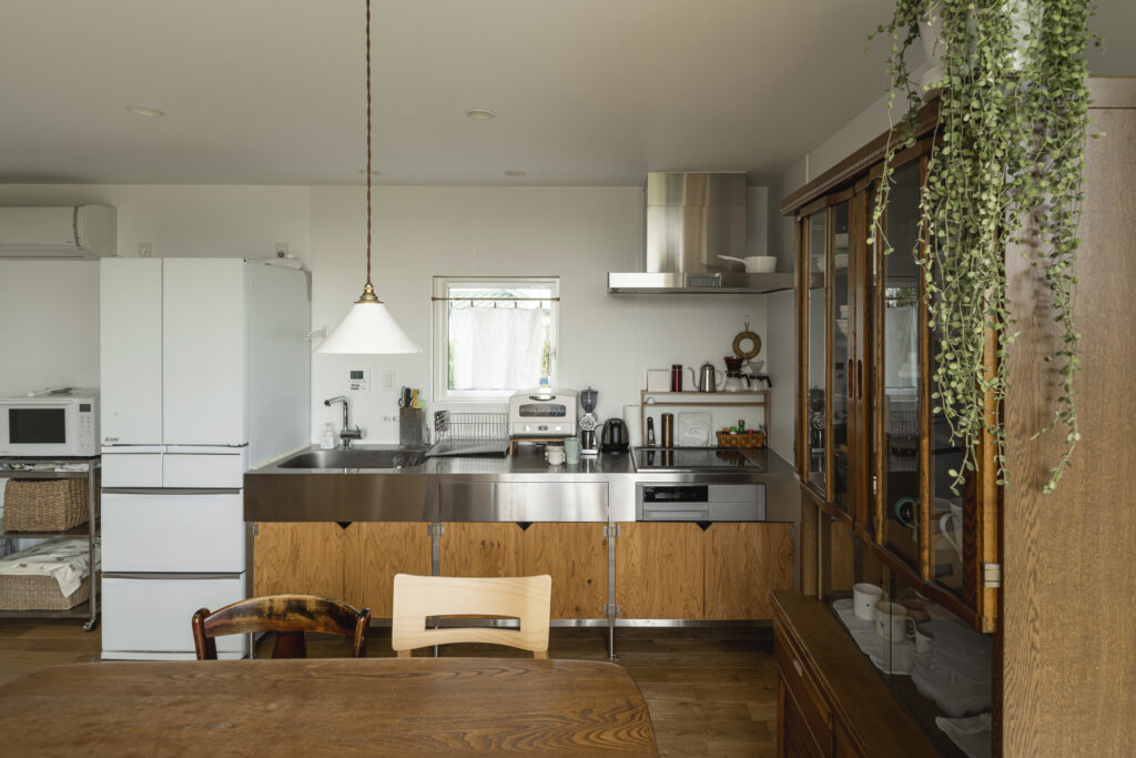 リズミカルな大小の四角形がかたちづくる。りんご畑を望む家