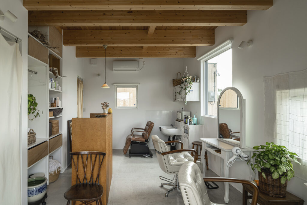 リズミカルな大小の四角形がかたちづくる。りんご畑を望む家