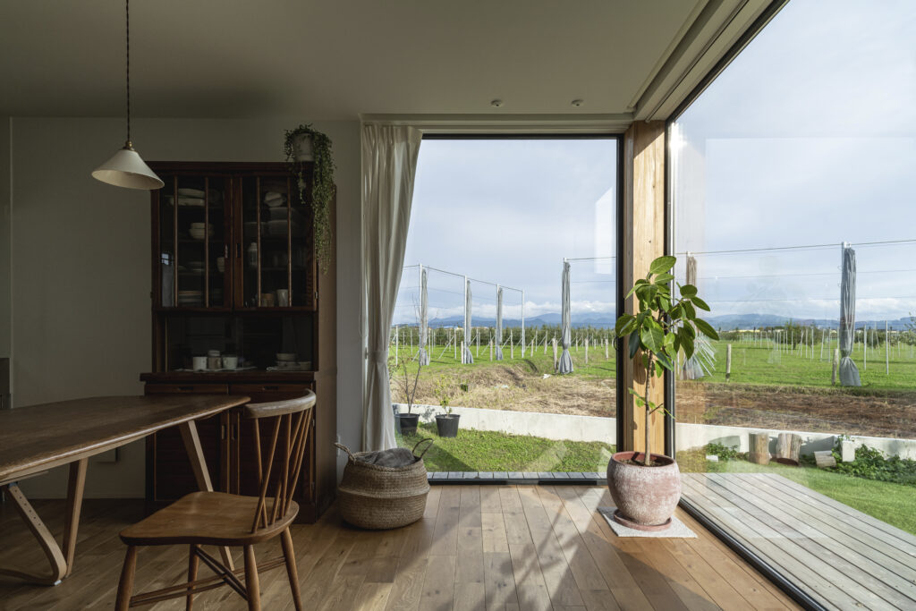 リズミカルな大小の四角形がかたちづくる。りんご畑を望む家